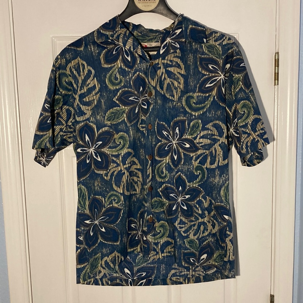 Hilo hattie hawaiian shirt (Floral Design)- size Large